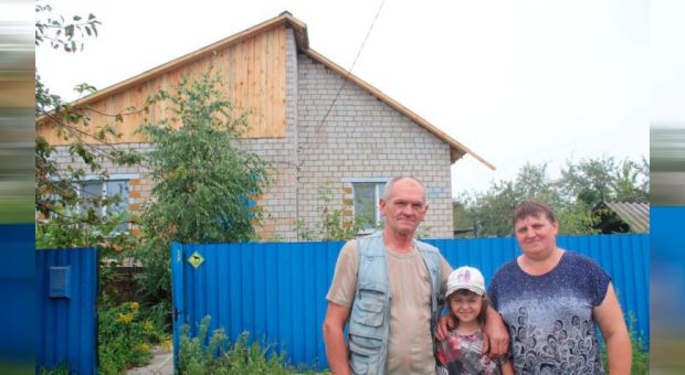 Крышу дома жителей деревни Чкалово восстановили работники ОАО «Светлогорский ЦКК»