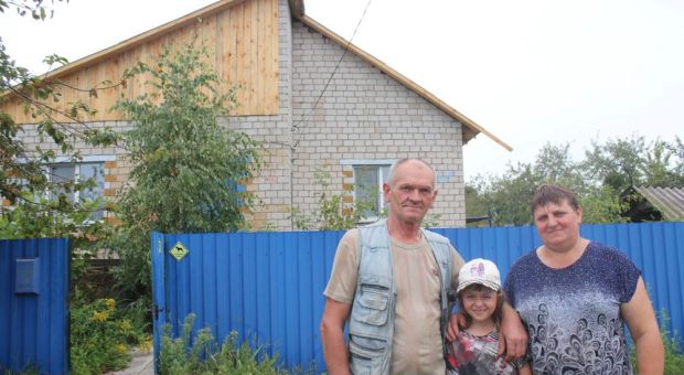 Крышу дома жителей деревни Чкалово восстановили работники ОАО «Светлогорский ЦКК»