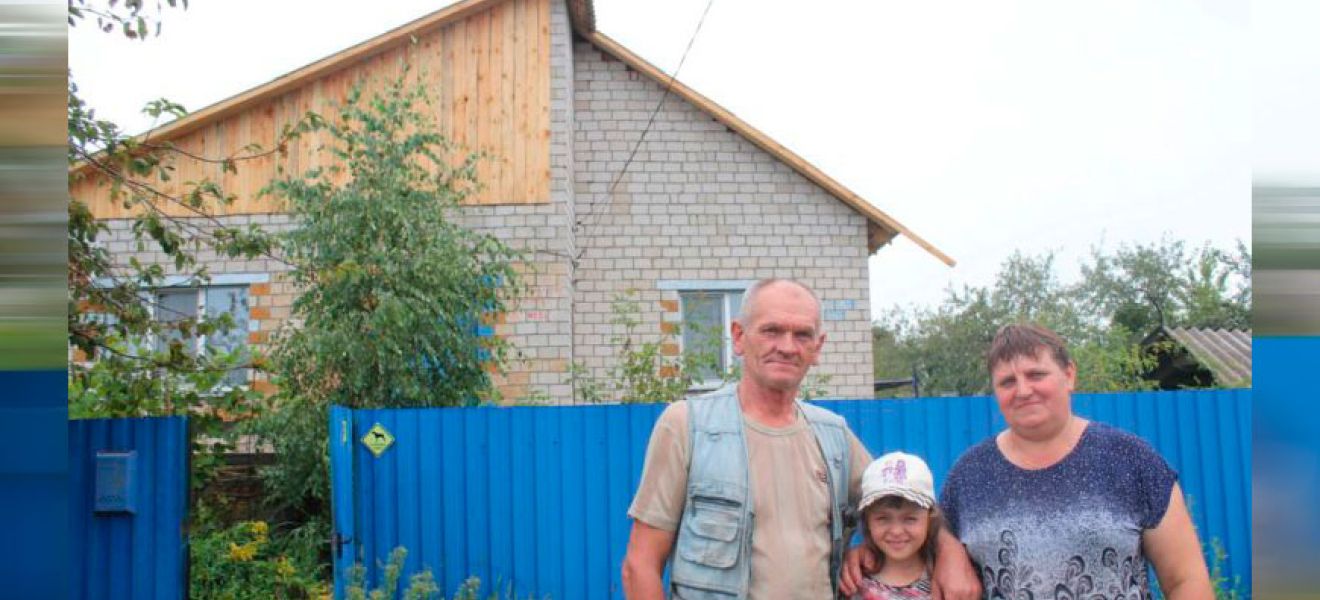 Крышу дома жителей деревни Чкалово восстановили работники ОАО «Светлогорский ЦКК»