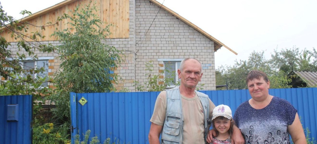 Крышу дома жителей деревни Чкалово восстановили работники ОАО «Светлогорский ЦКК»